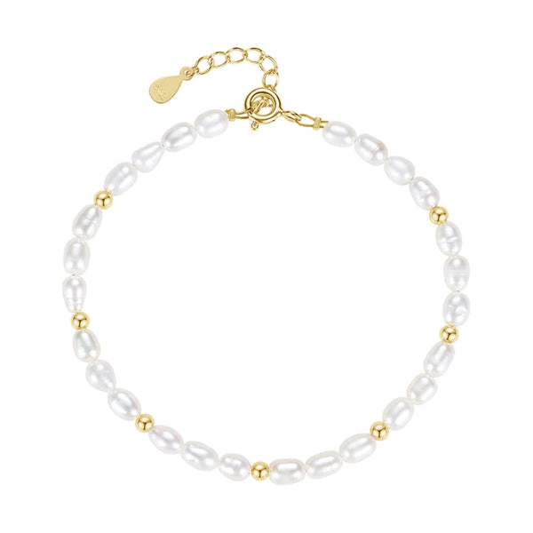 Ava armbånd fra MerlePerle i 18 karat forgyldt sterlingsølv med barokke hvide ferskvandsperler og små forgyldte perler, 16-19 cm.